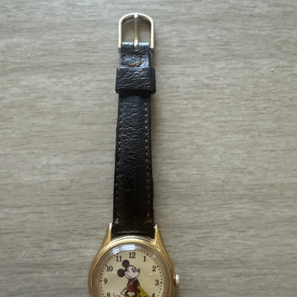 Vintage Disney Lorus 1990's Mickey Mouse Hands Watch Gold Tone Case Leather Band